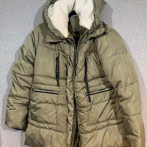 ❄️WOMAN’S warm winter coat. Green. Adjustable sides. Heavy zipper. Size L.
